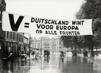 97479 Afbeelding van een spandoek in het kader van de V-actie met de tekst 'V = Duitschland wint voor Europa op alle ...
